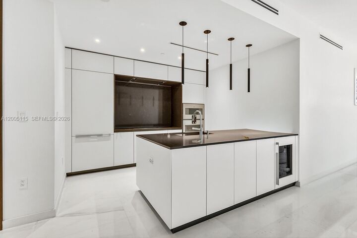 Property Photo:  300 Biscayne Blvd Way 1002  FL 33131 