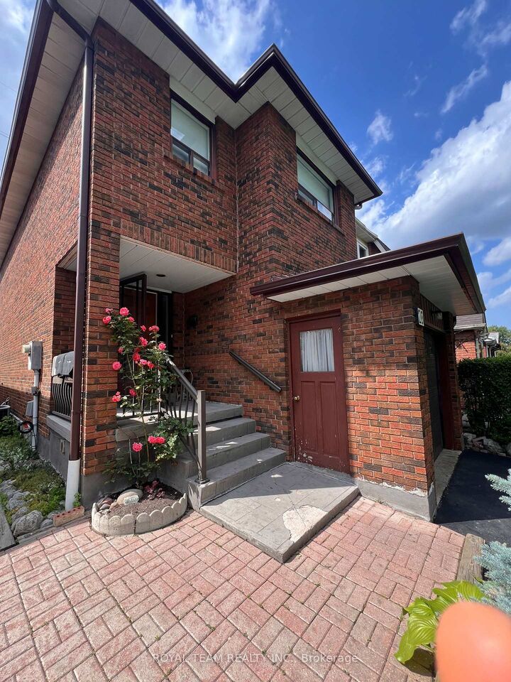 Property Photo: 28 Oakmount Crescent ON L4K 2C3