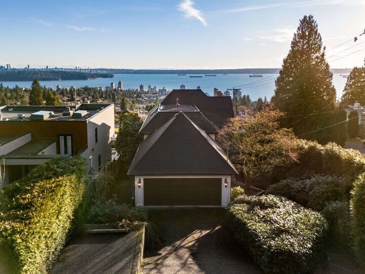 2198 Rosebery Avenue — photo 1