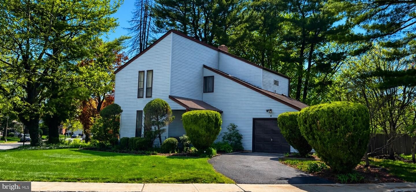 Property Photo:  4 Robertson Road  NJ 08520 