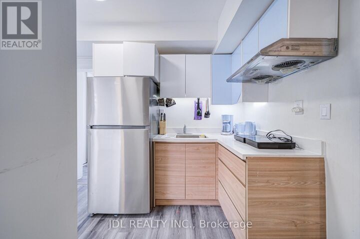 Property Photo: 5 Sorauren Avenue 3 ON M6R 2C6