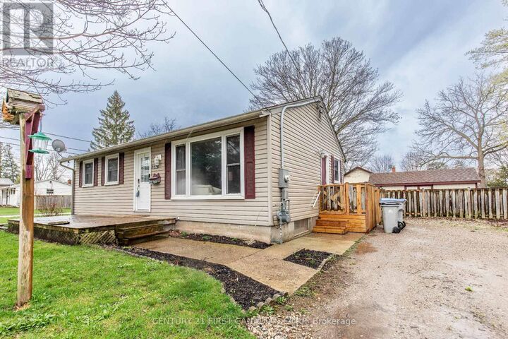 Photo de la propriété:  232 Queen Street  ON N7G 2J1 