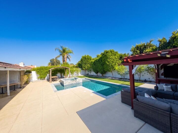 Property Photo:  77663 Edinborough Street  CA 92211 