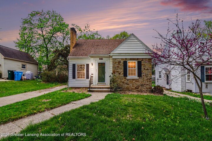 Property Photo:  1814 Sunnyside Avenue  MI 48910 