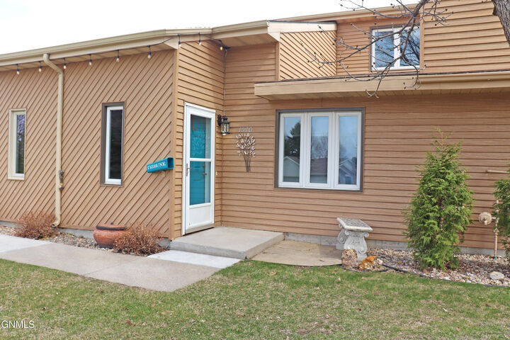 Property Photo:  1510 Cimarron Drive  ND 58503 