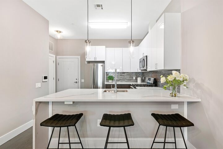 Property Photo:  313 Pine St 207  NJ 07304 