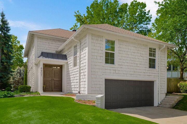 Property Photo:  6907 Edgevale Road  MO 64113 