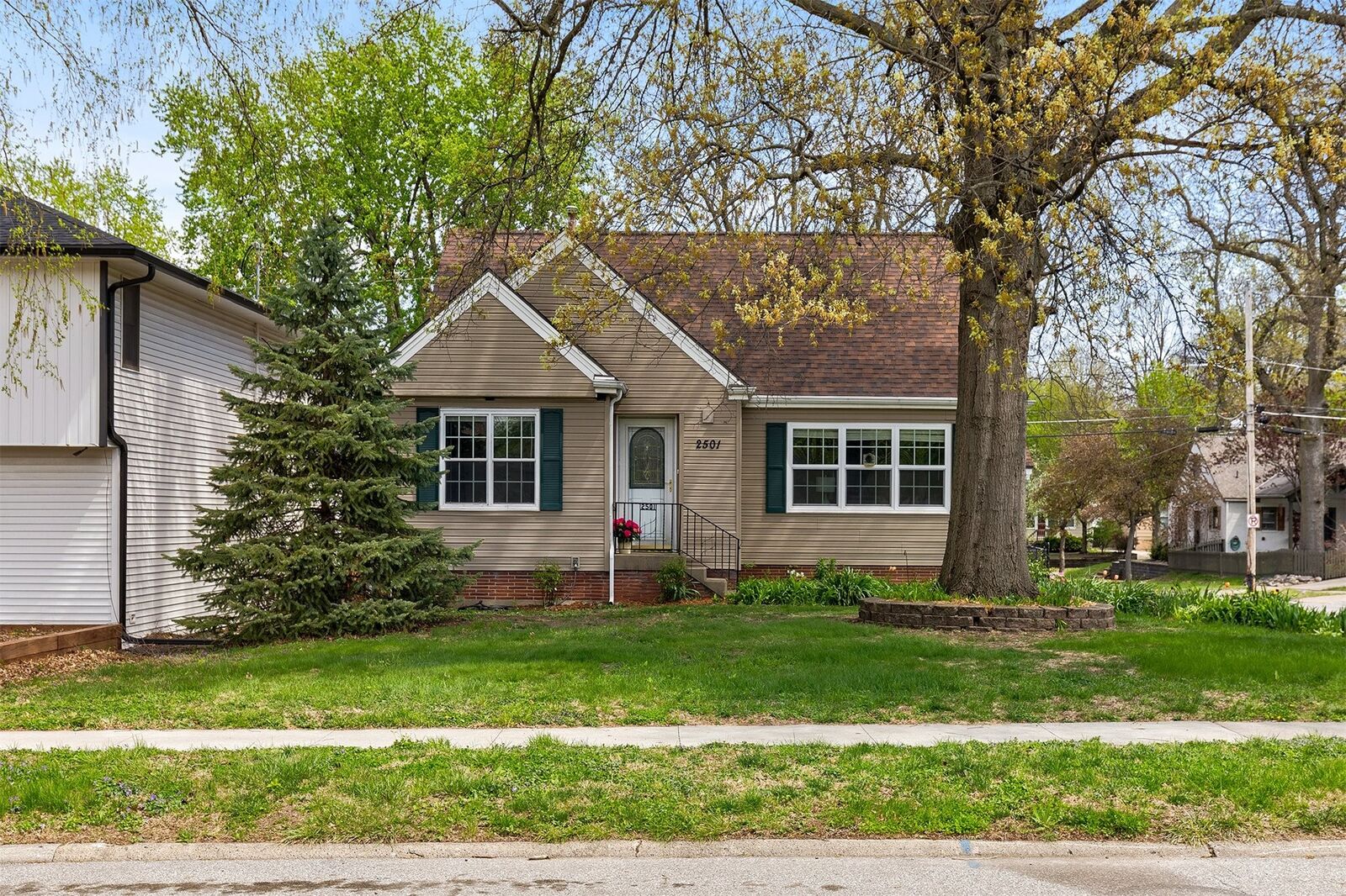 Property Photo:  2501 36th Street  IA 50310 
