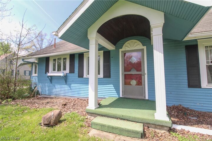 Property Photo:  628 North Road SE  OH 44484 