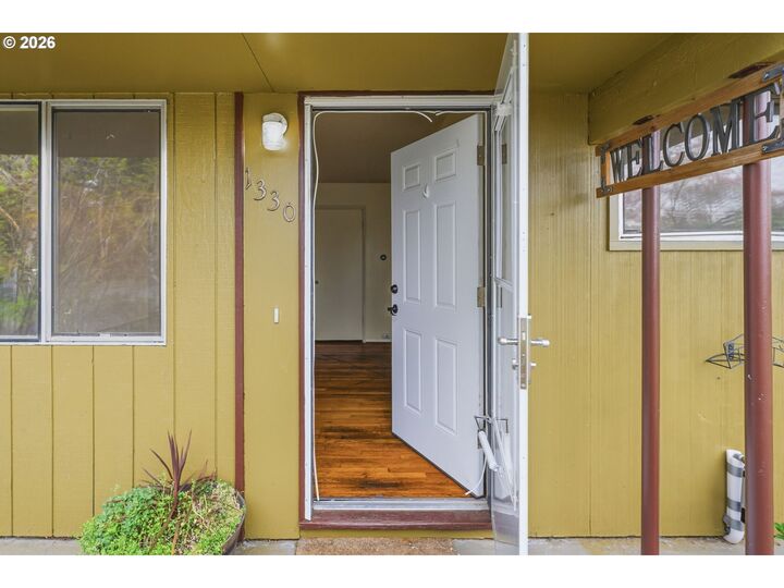 Property Photo:  1330 SE 168th Pl  OR 97233 