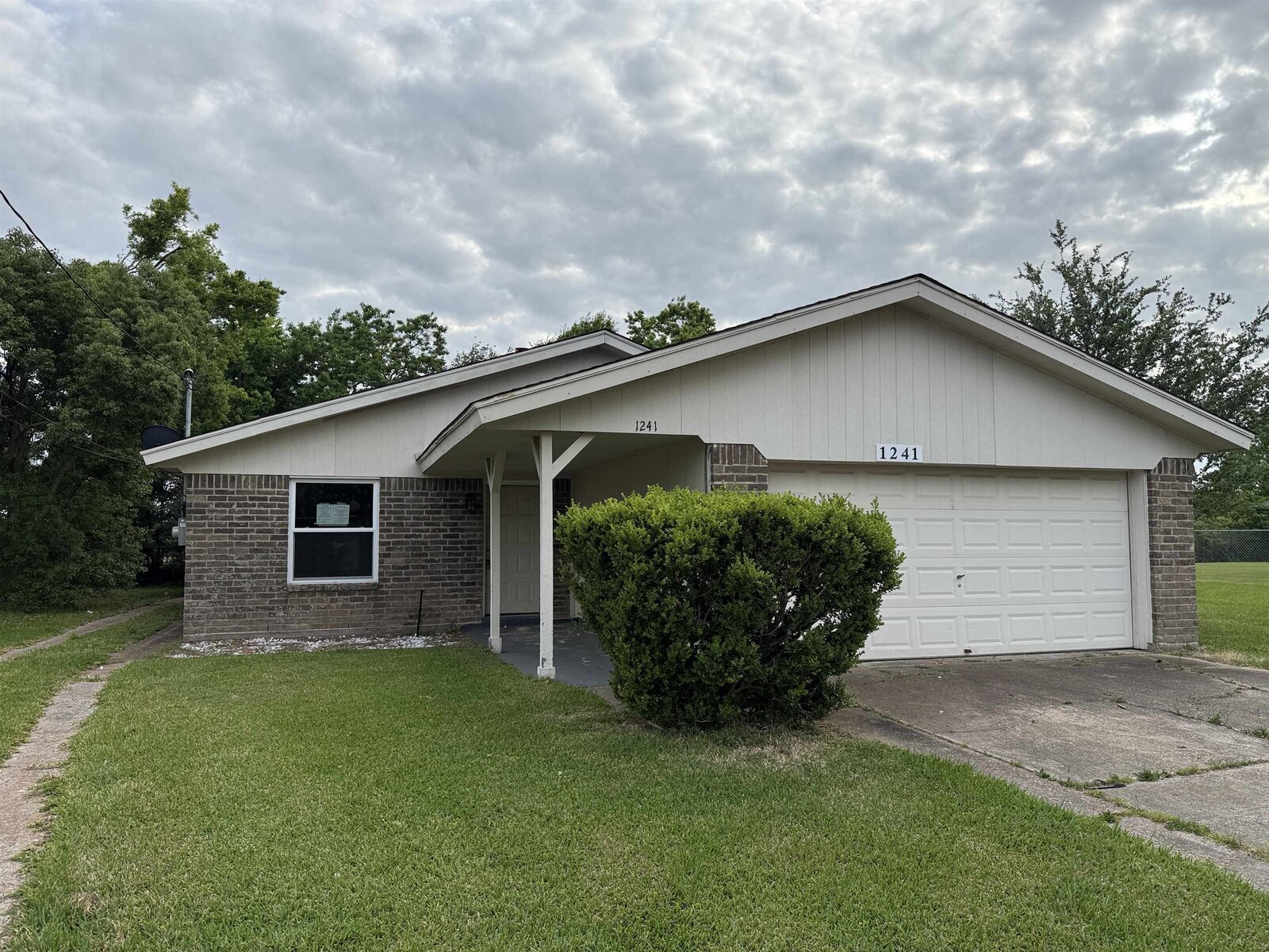 Property Photo:  1241 Grannis  TX 77640 