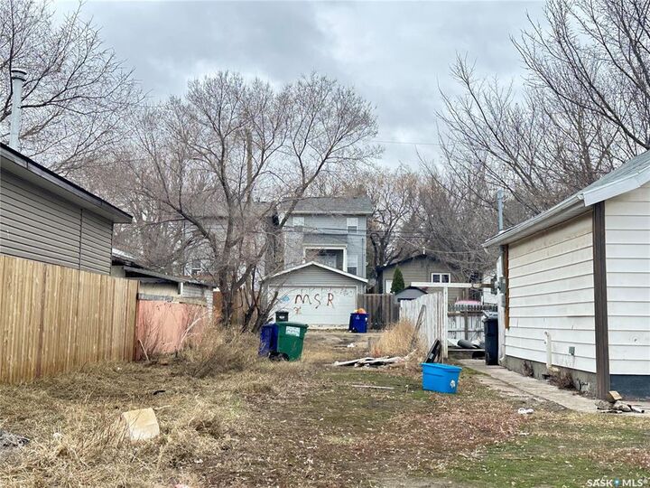 Property Photo:  129 M Avenue S  SK S7M 2K1 