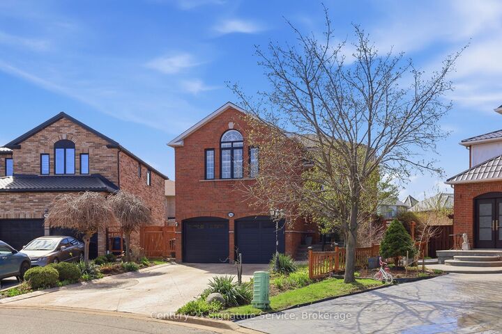 Property Photo:  784 Avonshire Court  ON L5V 2P2 