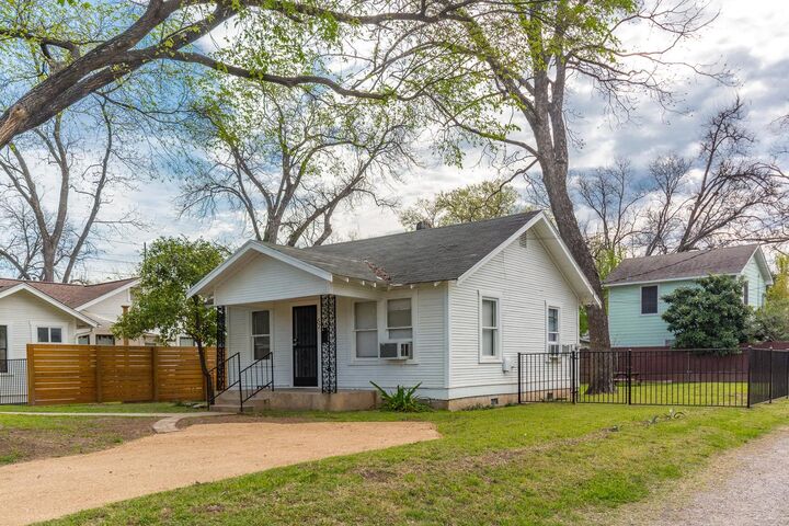 Property Photo:  57 Chalmers Avenue  TX 78702 