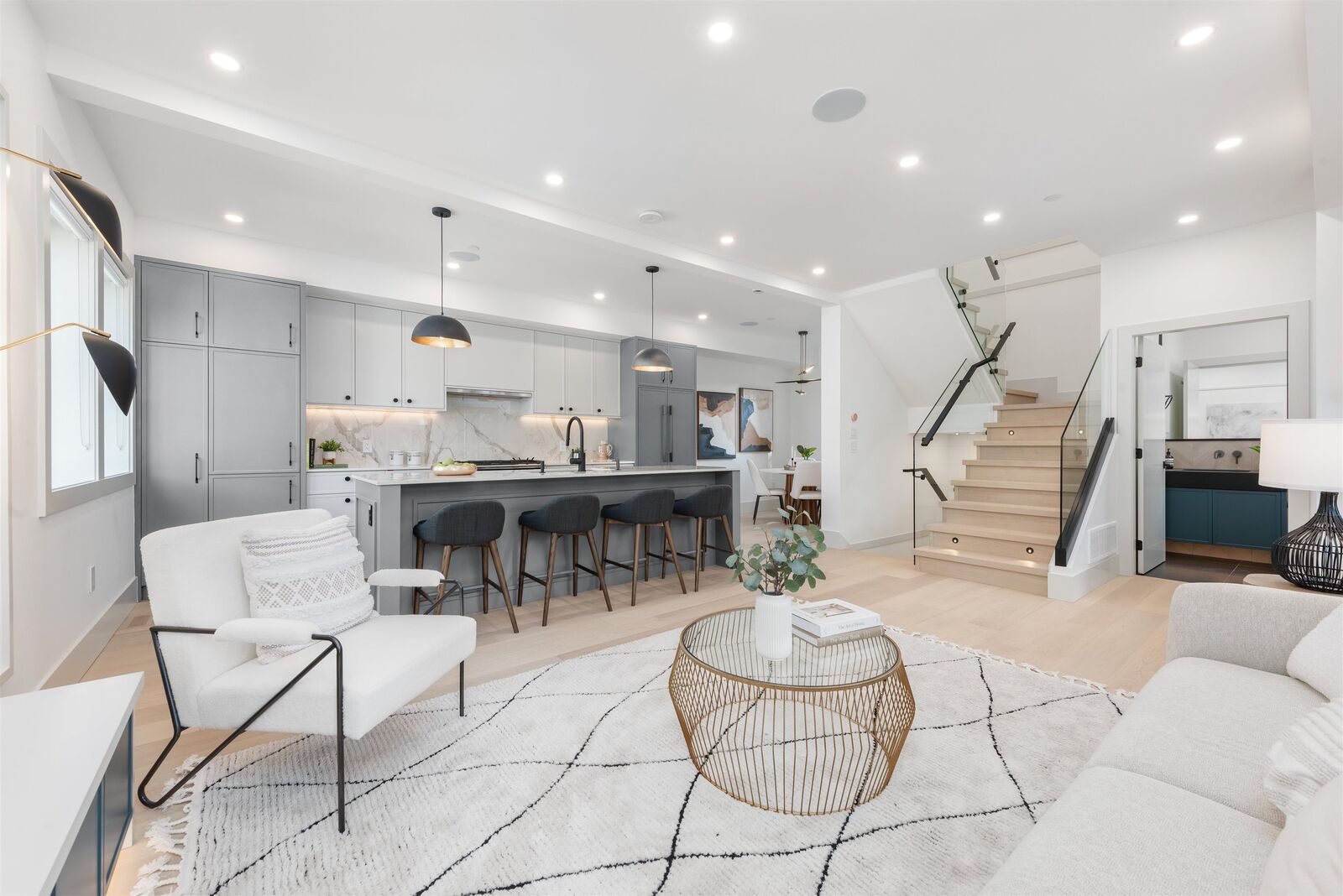 Property Photo: 375 E 33rd Avenue 1 BC V5V 2Z8