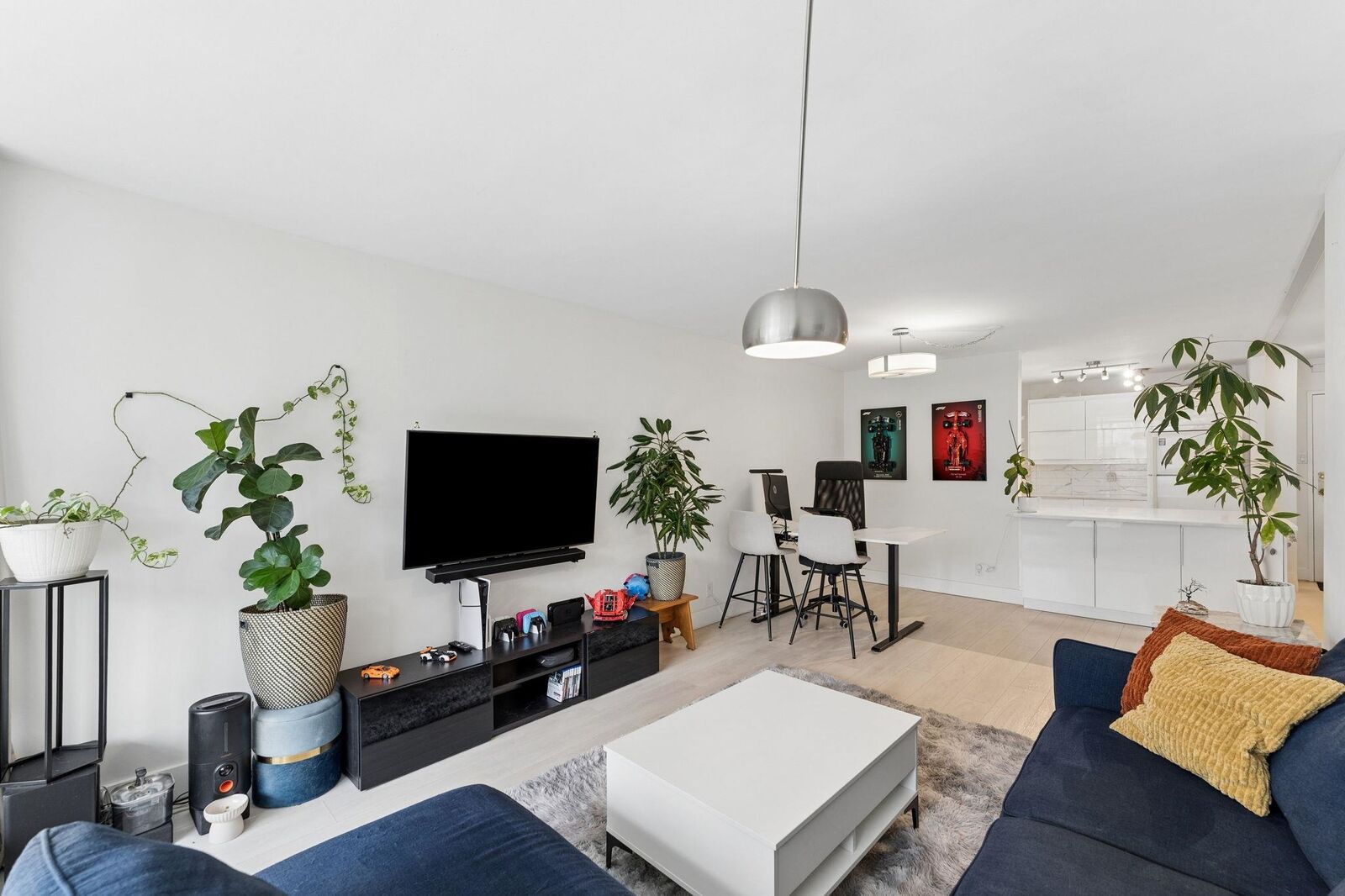 Property Photo: 2024 Fullerton Avenue 905 BC V7P 3G4