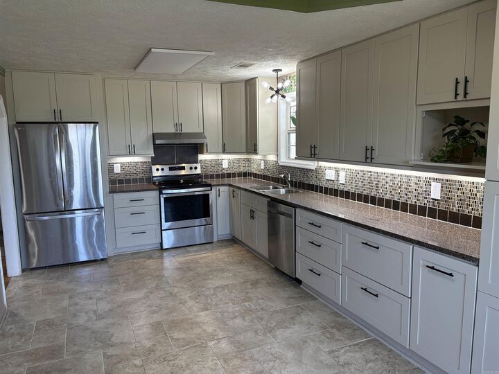 Property Photo: 1660 Nighthawk Circle AR 72034