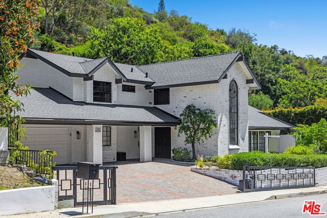 Property Photo:  1060 Chantilly Rd  CA 90077 