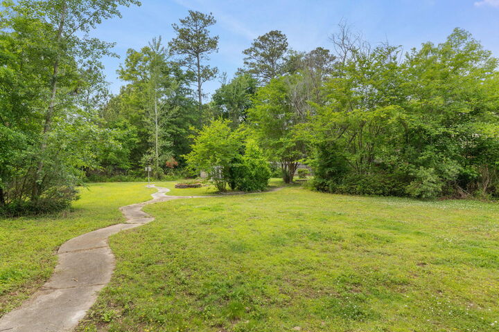 Property Photo:  20 Red Oak Ln.  MS 39759 