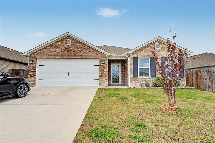 Property Photo:  519 Woodcreek Loop  AR 72745 