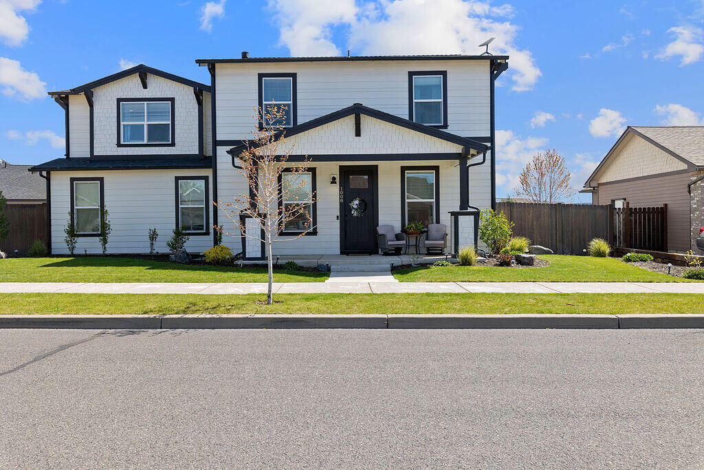Property Photo:  1008 NE Whistle Way  OR 97754 