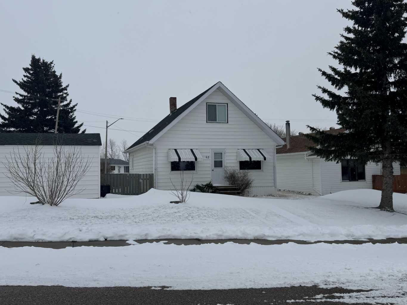 Property Photo:  61 Mackenzie Avenue  AB T0B 2E0 