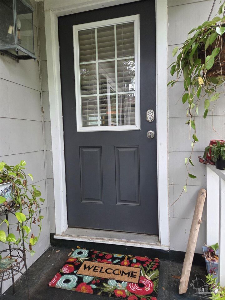 Property Photo:  120 Country Club Rd  FL 32507 