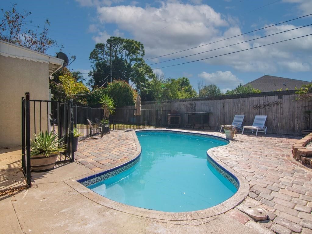 Property Photo:  703 5th Place SW  FL 32962 