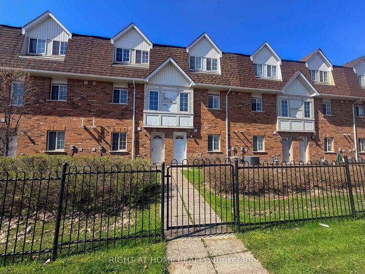 Property Photo: 1525 South Parade Court 28 ON L5M 6E9