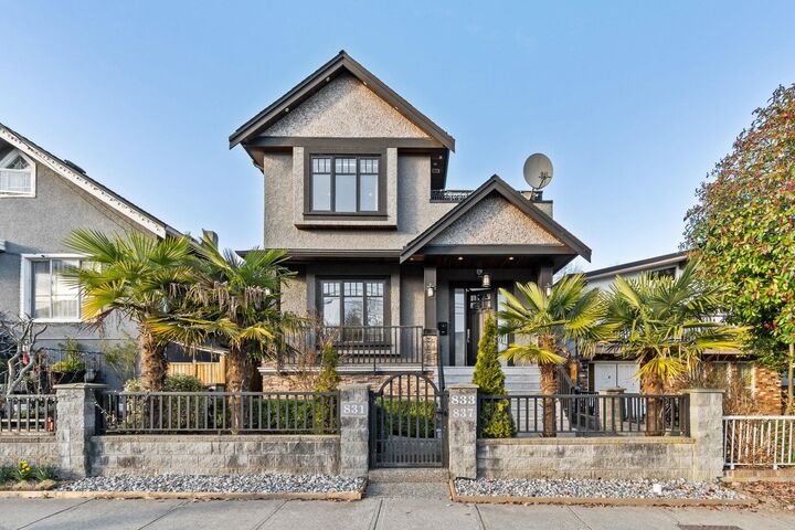 831 E King Edward Avenue — photo 1