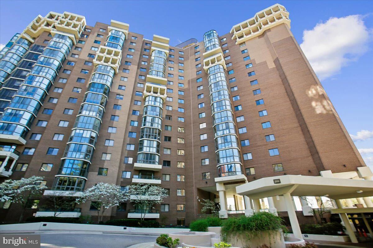 Property Photo: 1600 N Oak Street 1221 VA 22209