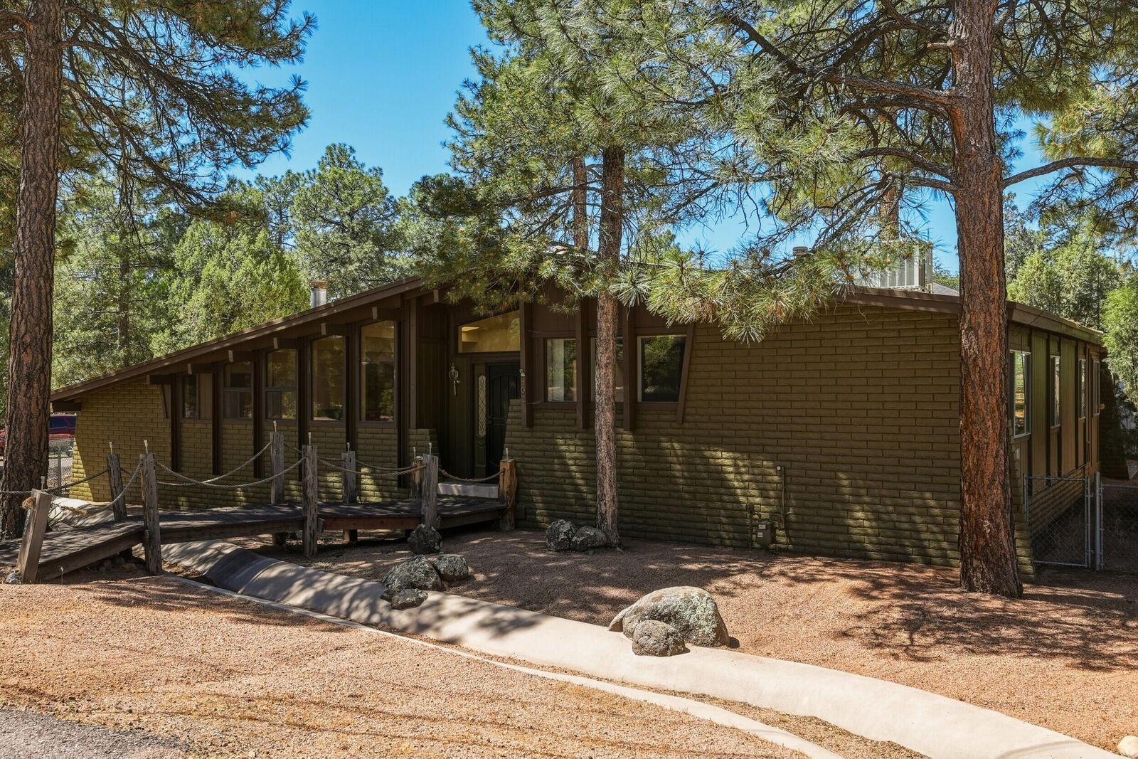 Property Photo:  902 S Pineview Street  AZ 85541 