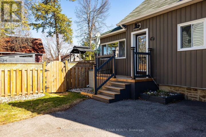 Property Photo:  133 Nelson Street East  ON K7C 1A3 
