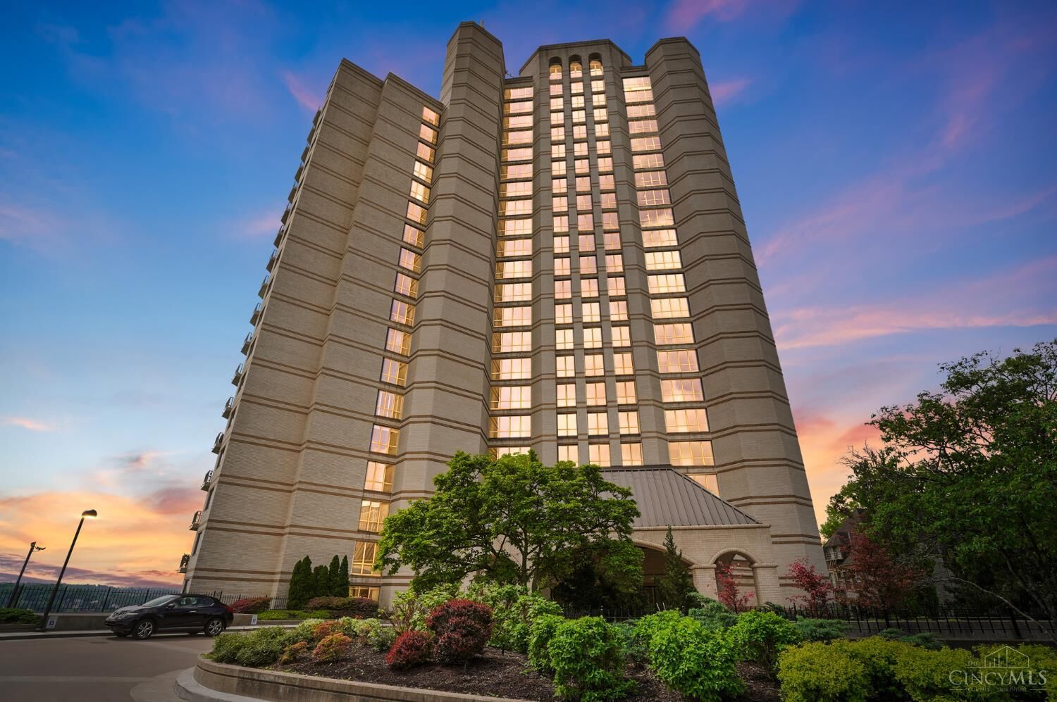 Property Photo: 1201 Edgecliff Place OH 45206
