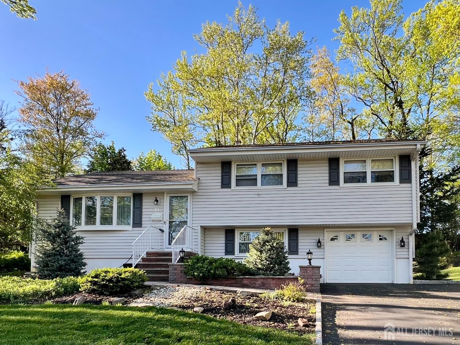 Property Photo:  51 Salem Court  NJ 08840 