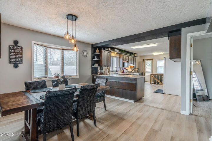 Property Photo:  407 9th Avenue NE  ND 58554 