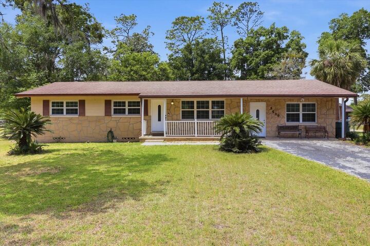 Property Photo: 1530 NE 49th Avenue FL 34470
