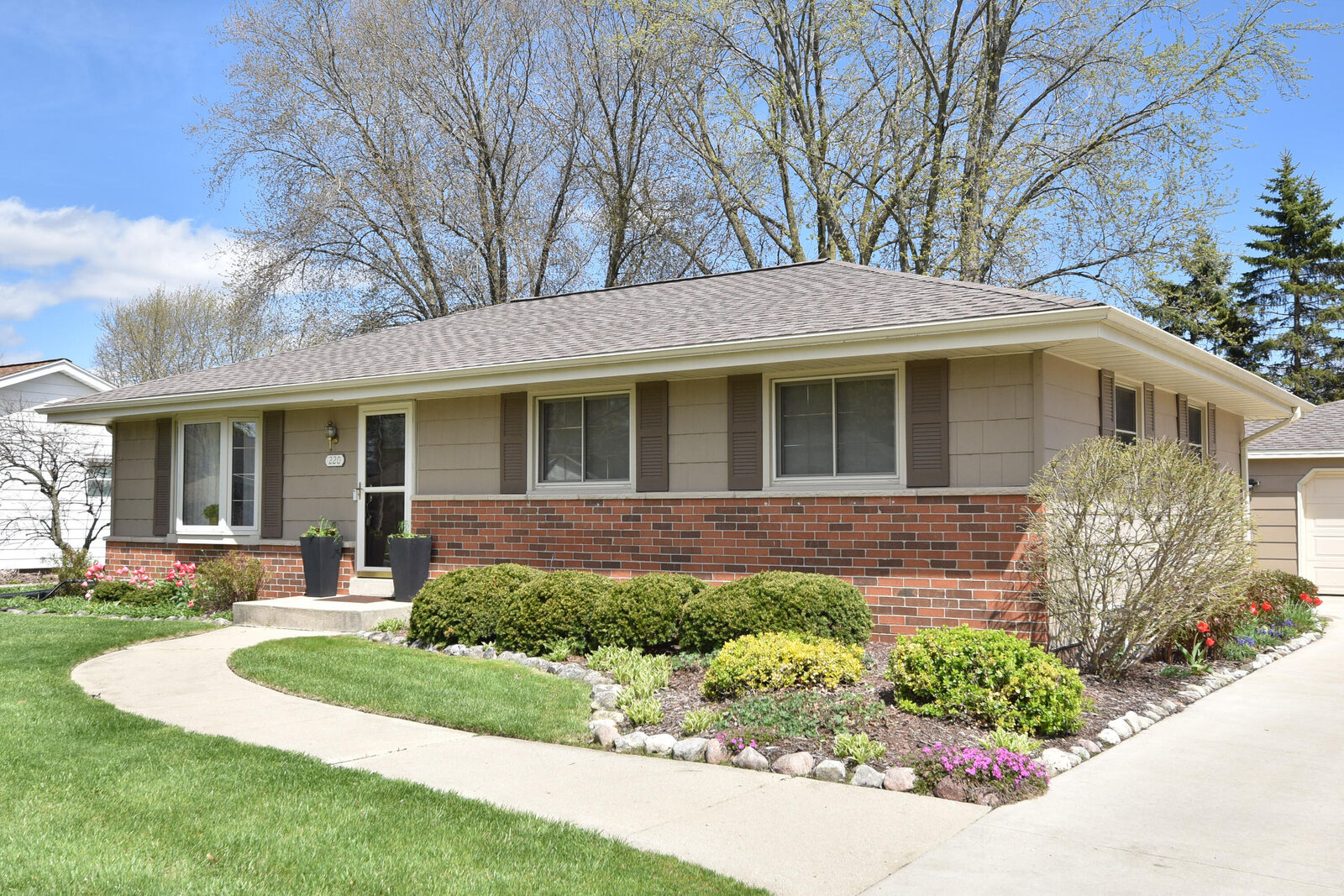 Property Photo:  220 Judge Dr  WI 53080 