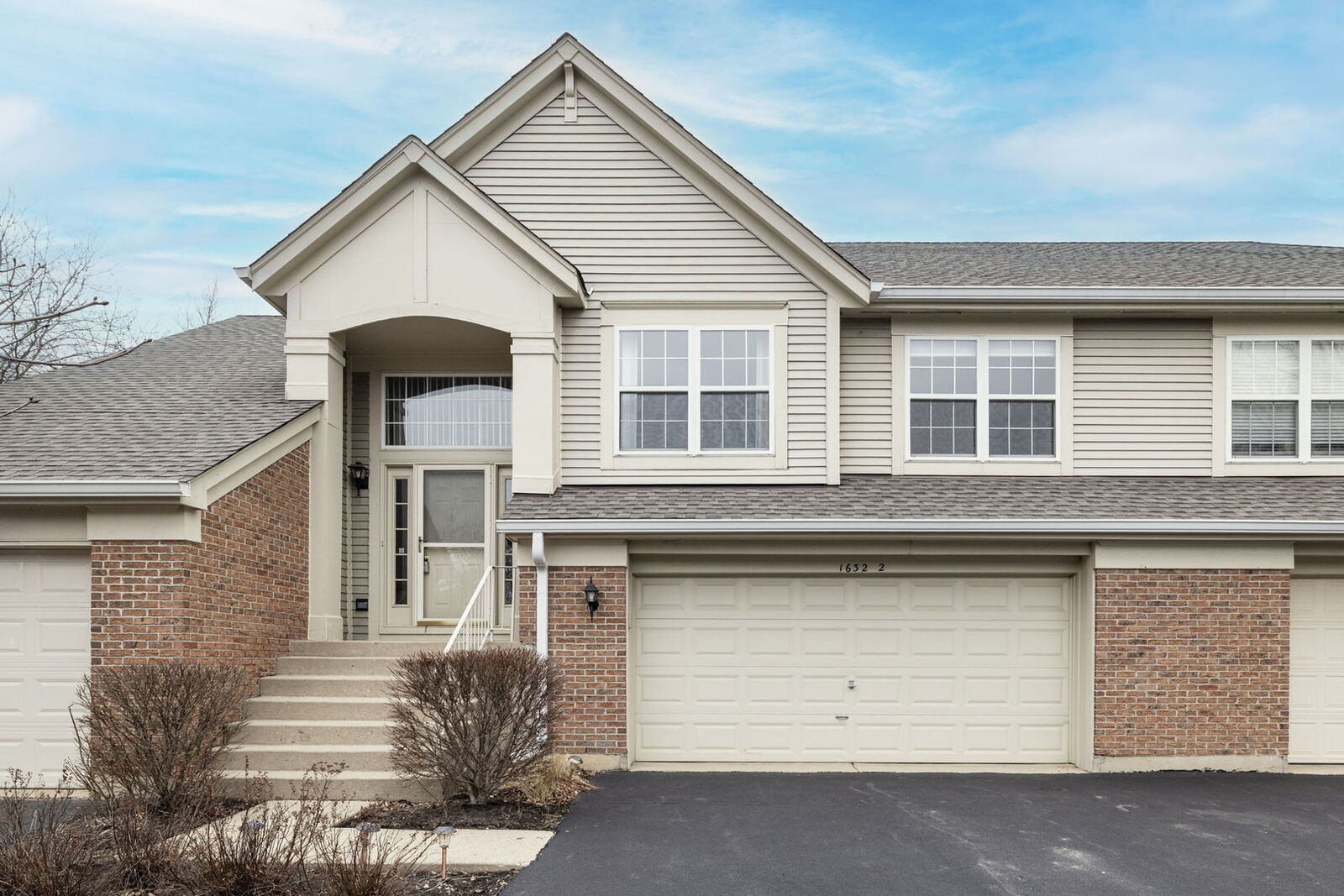 Property Photo:  1632 Columbia Circle 2  IL 60103 