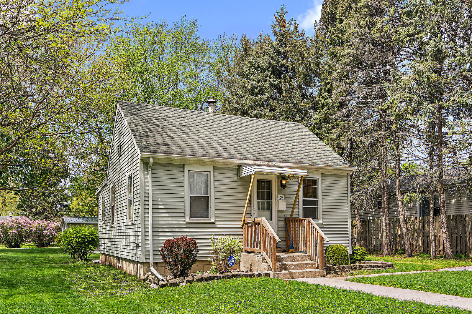 Property Photo:  123 S Elm Street  IL 60950 