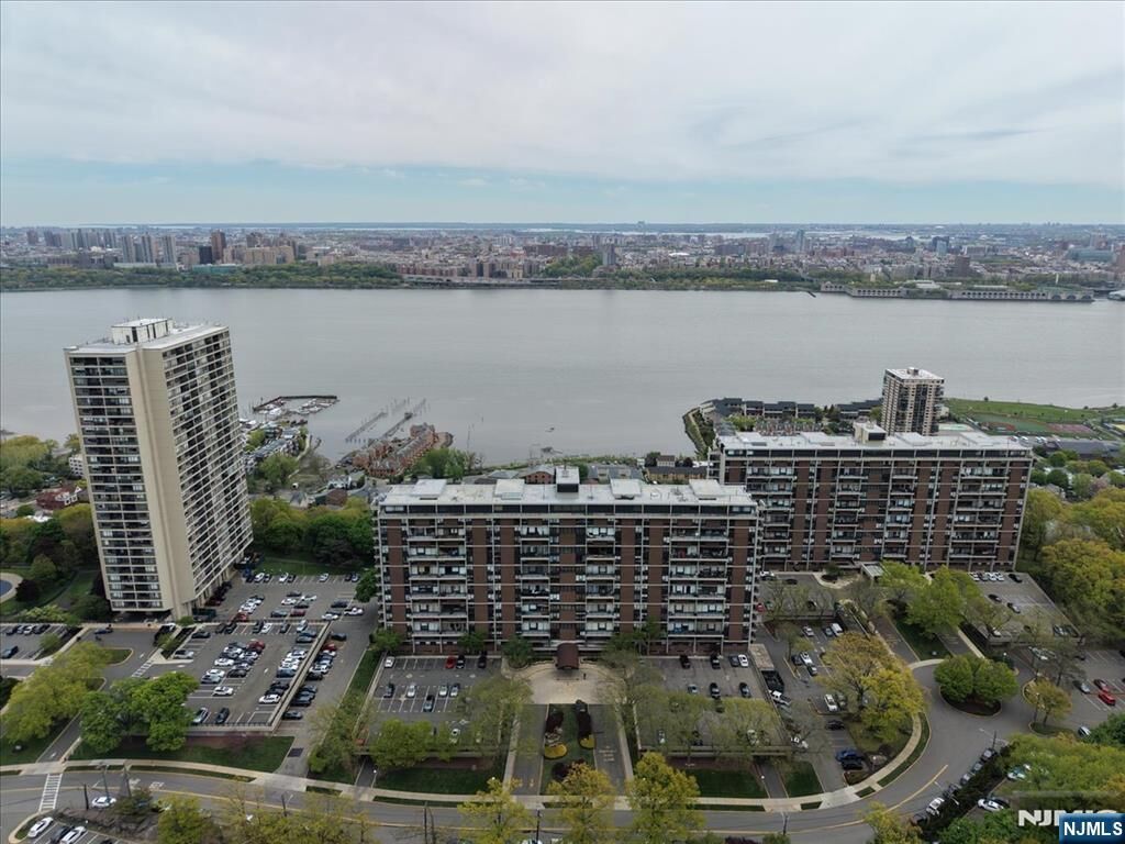 Property Photo:  2 Horizon Road 1214  NJ 07024 