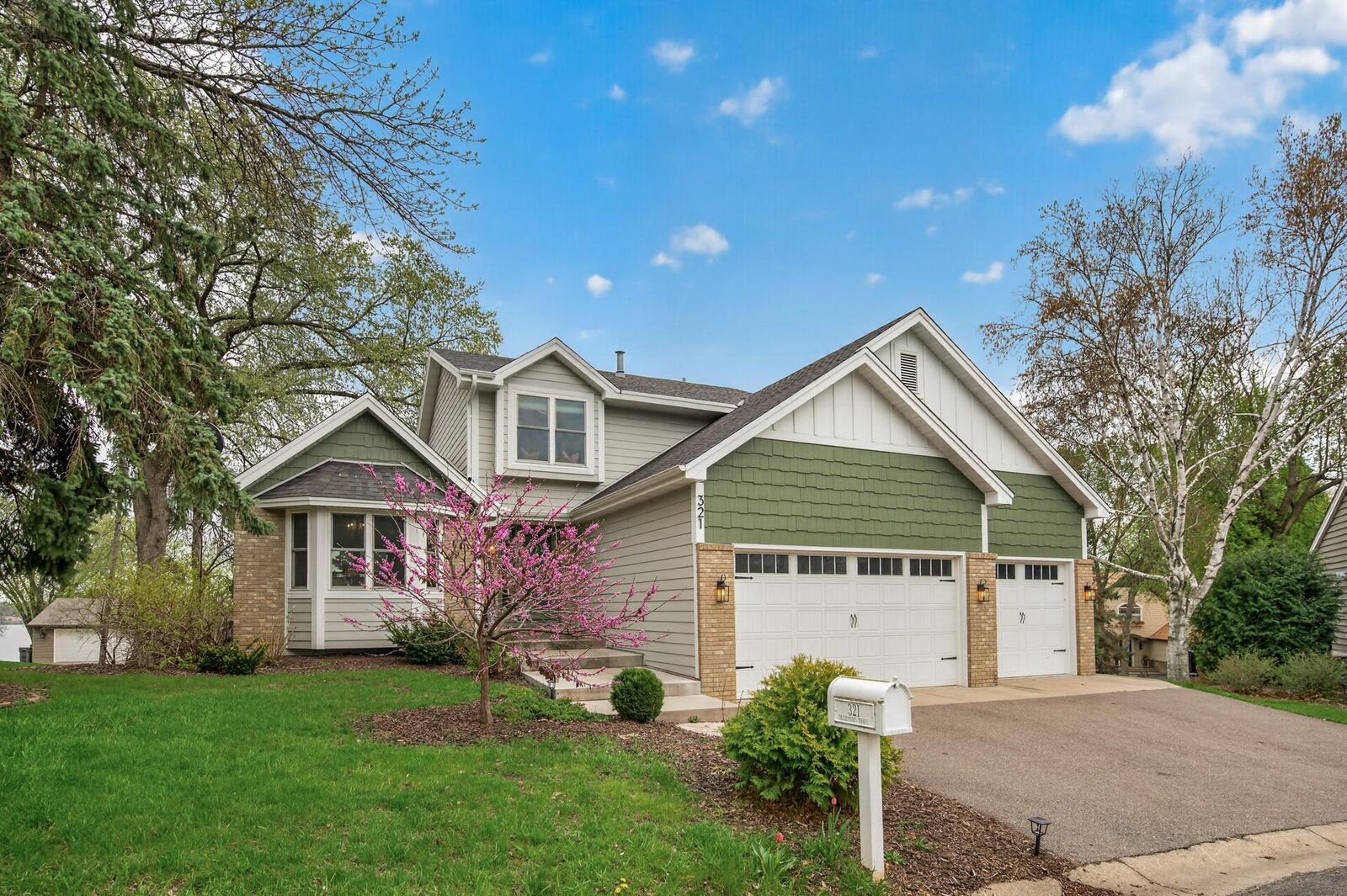 Property Photo:  321 Deerfoot Trail  MN 55317 