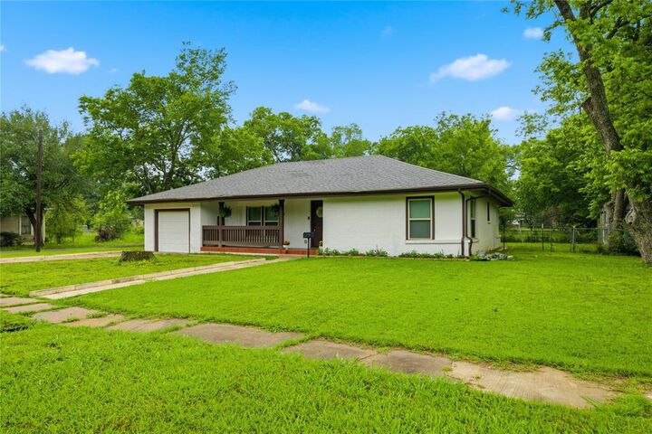 Property Photo:  448 W Waco Avenue  TX 75432 