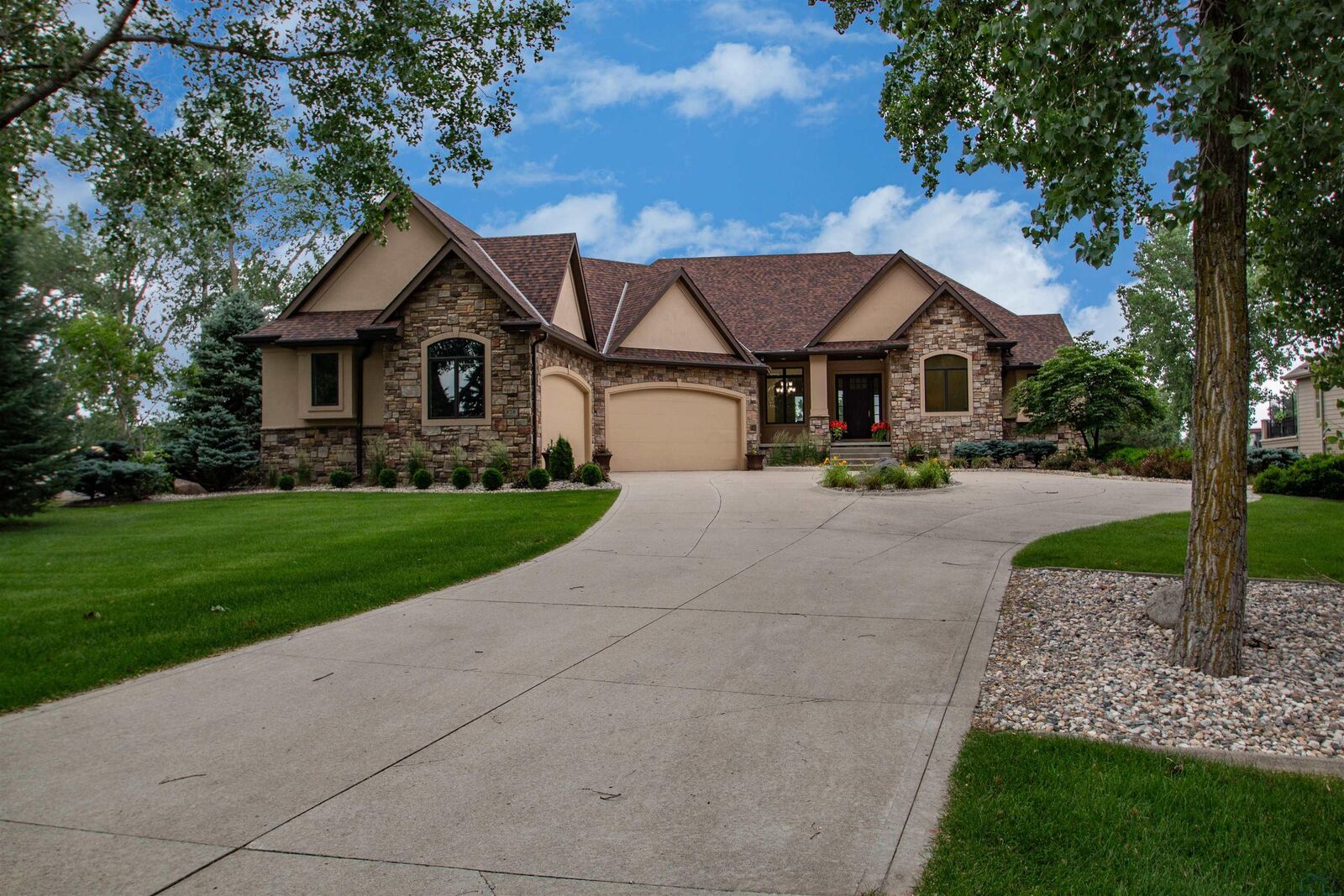 Property Photo: 858 E Sawgrass Trail SD 57049