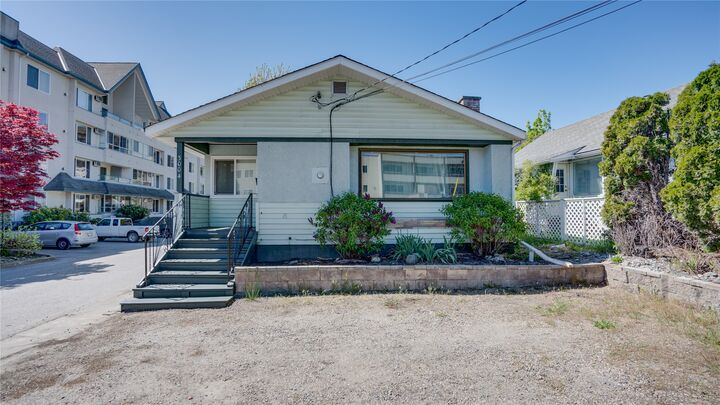 3004 37 Street — photo 1