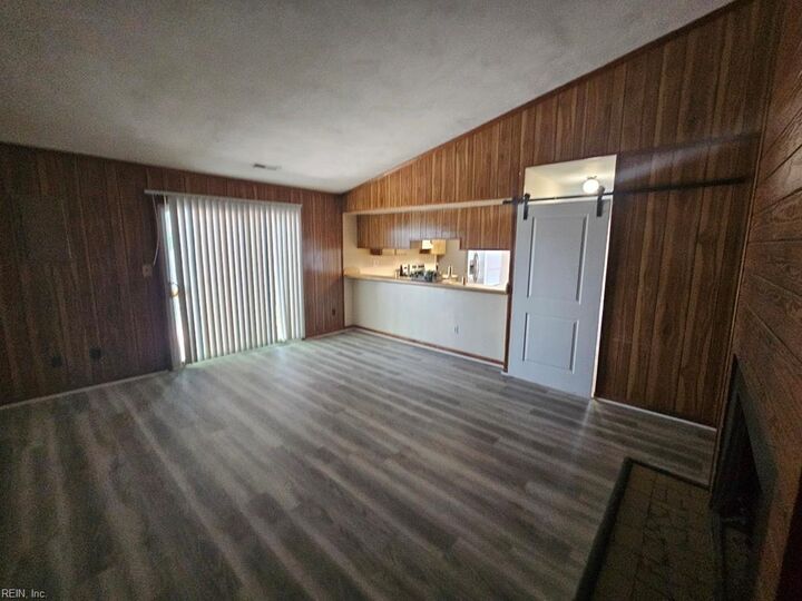 Property Photo:  900 Meadowburm Cir  VA 23452 