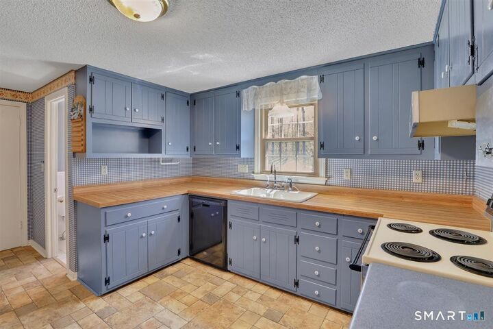 Property Photo:  40 Wapping Wood Road  CT 06029 