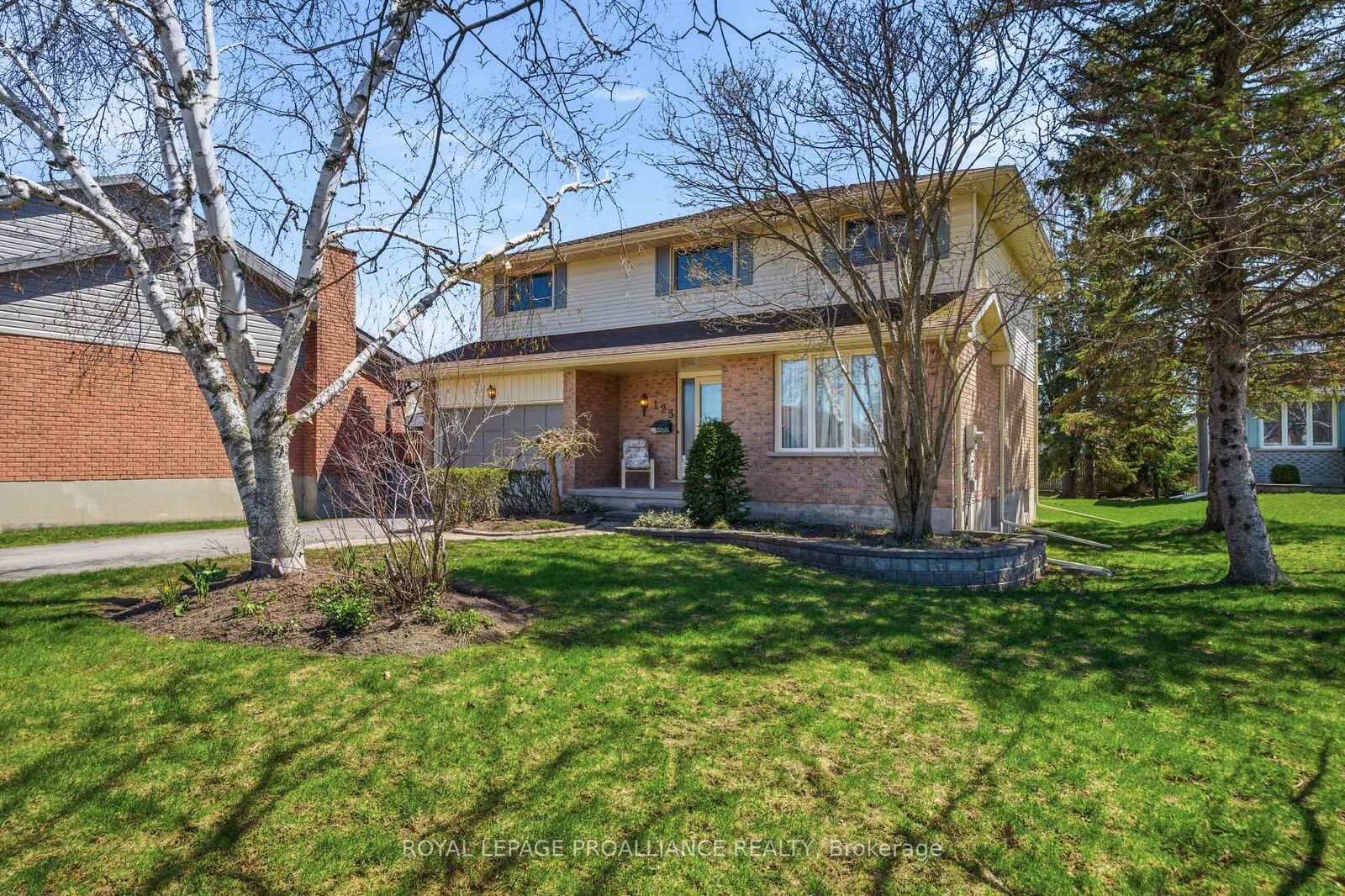 Property Photo: 125 Tracey Park Drive ON K8P 5C7