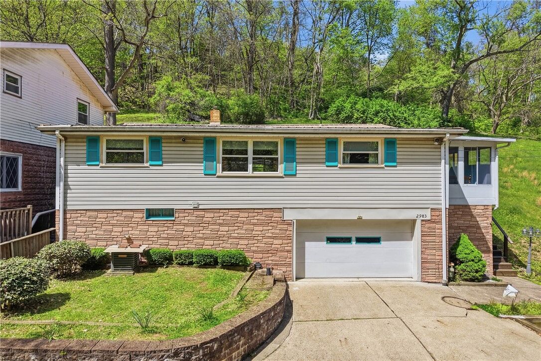 Property Photo:  2983 Edgecliff Rd  PA 15068 