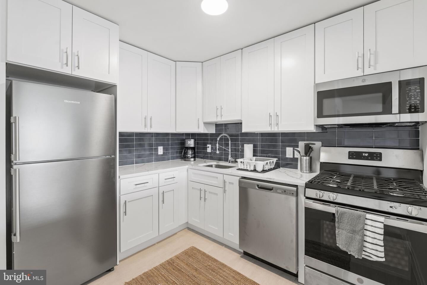 Property Photo: 100 W Taylor Run Parkway W 6 VA 22314